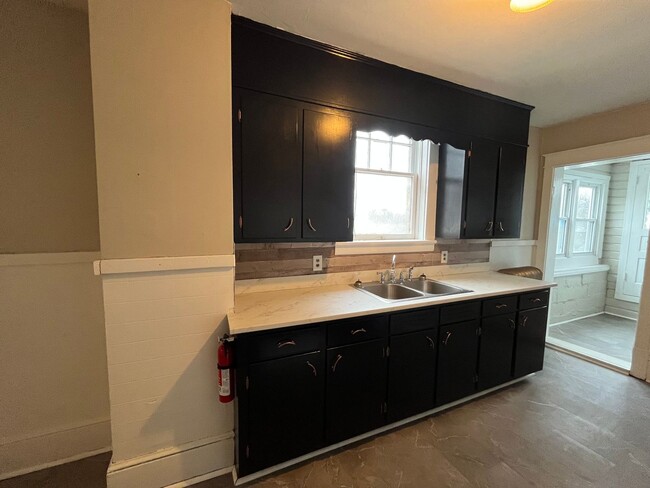 Building Photo - CONTRACT PENDING!! Spacious Apartment in M...