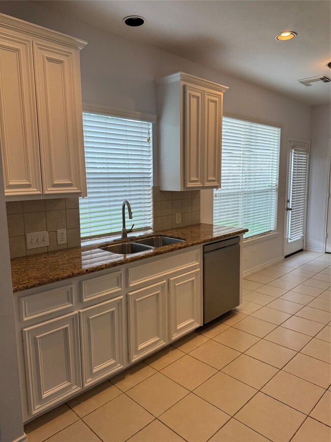 Building Photo - 3139 Summerland Dr