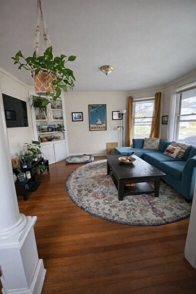 Building Photo - 215 Center St