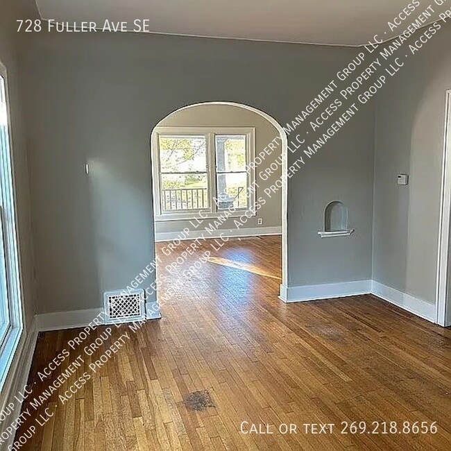 Building Photo - 728 Fuller Ave SE