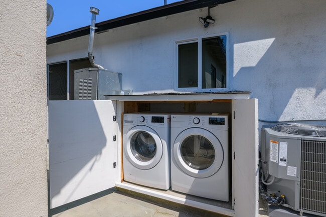 Building Photo - 6557 Darwell Ave