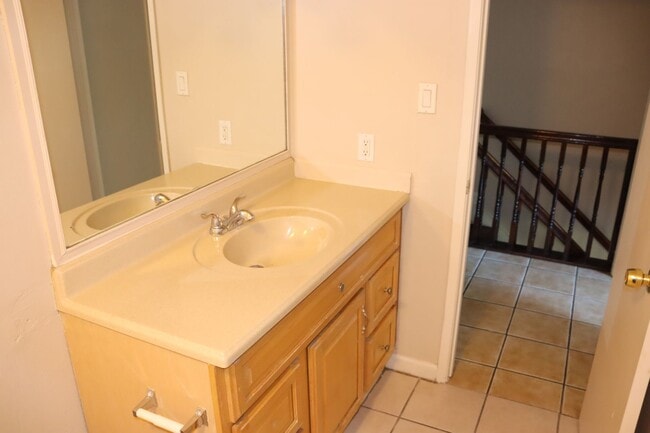 Building Photo - End unit 3 bedroom Townhouse Near Andrew H...