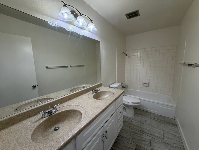 Building Photo - 3118 Espanol Dr