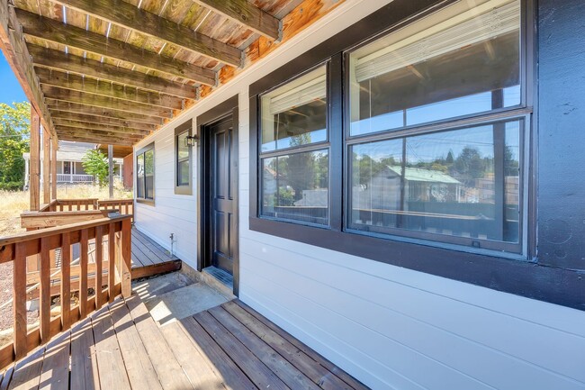 Building Photo - Charming Newly Remodeled 2 Bedroom Home in...