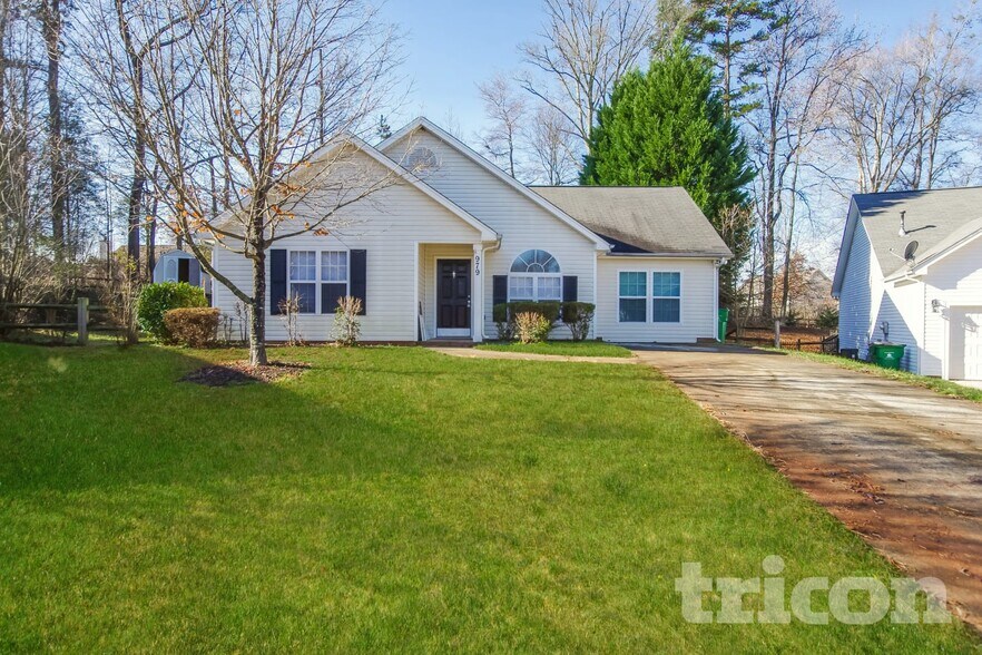 Primary Photo - 979 Stinson Glen Ln