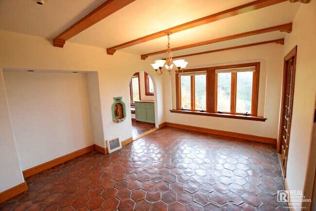 Building Photo - Timeless 4 Bedroom in West Montclair