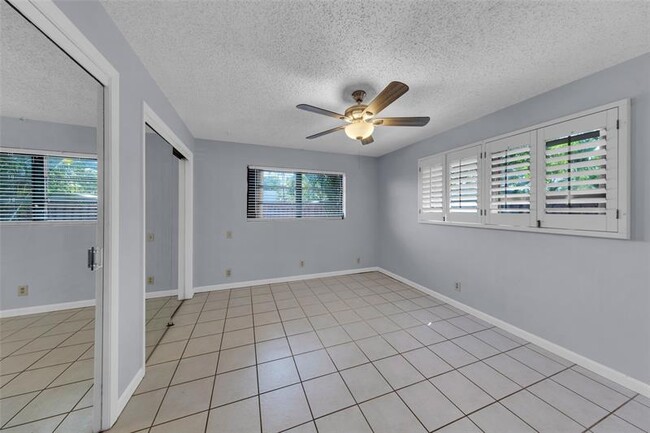 Building Photo - 608 NE 21st Ct