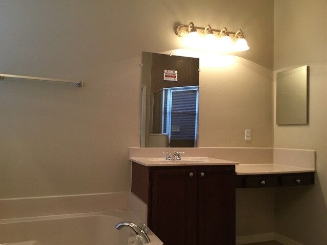 Building Photo - 1545 Amaryllis Cir