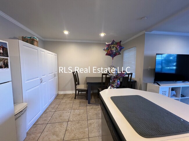 Building Photo - 1541 N Riverside Ave