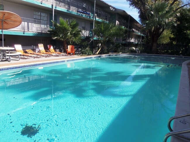 Building Photo - Courtyard Condo located between South 1st ...
