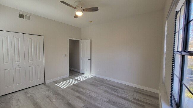 Building Photo - Come see this modern, elegant condo in Celebration!