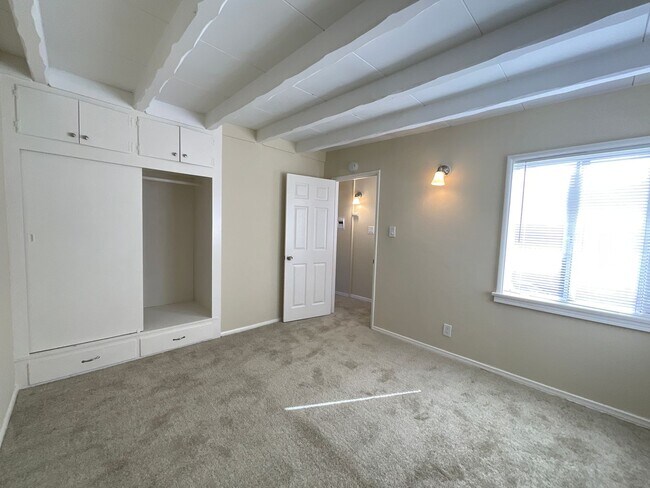 Building Photo - Acacia203-209