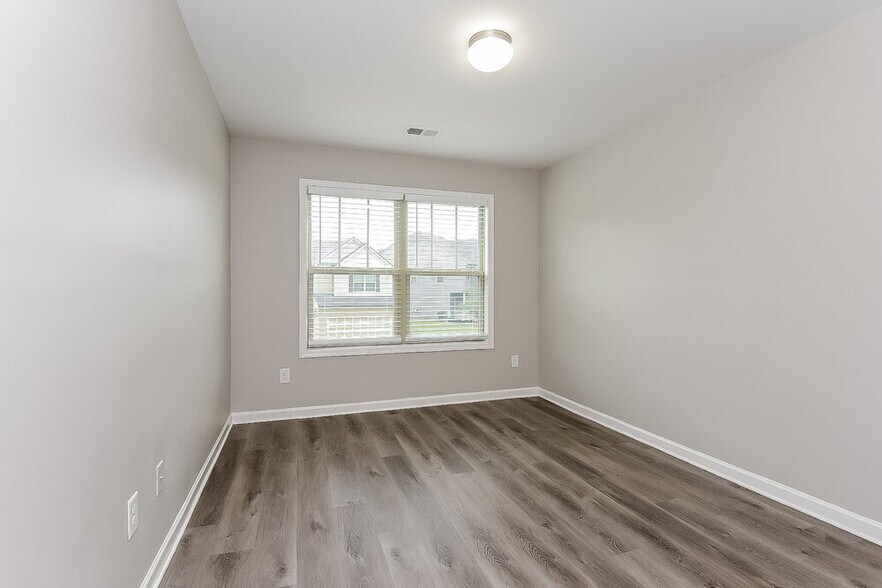 Building Photo - 4038 Lake Manor Way