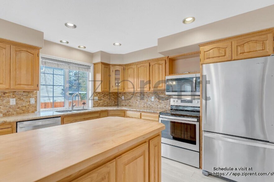 Building Photo - 6622 SE Montego Bay St