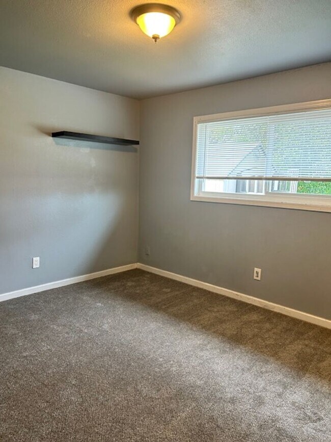 Building Photo - Single Level 3 Bedroom 2 Bath House in Rohnert Park
