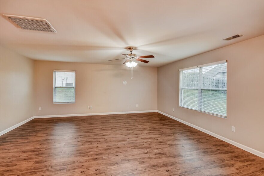 Building Photo - 116 Rosegate Dr