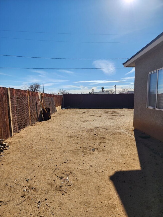 Building Photo - Beautiful , open floor plan 2 bedroom /  1 bathroom unit