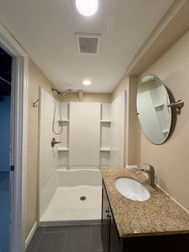 Building Photo - Charming 3 Bedroom/2 Bathroom Townhome in Dundalk, MD!