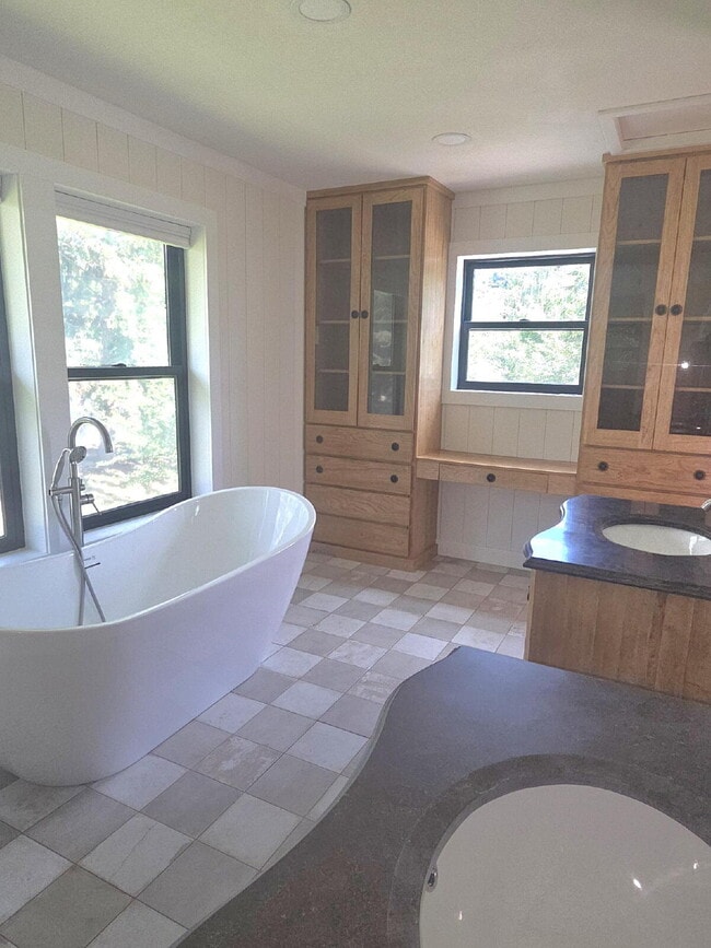Building Photo - Spacious home in country setting, yet clos...