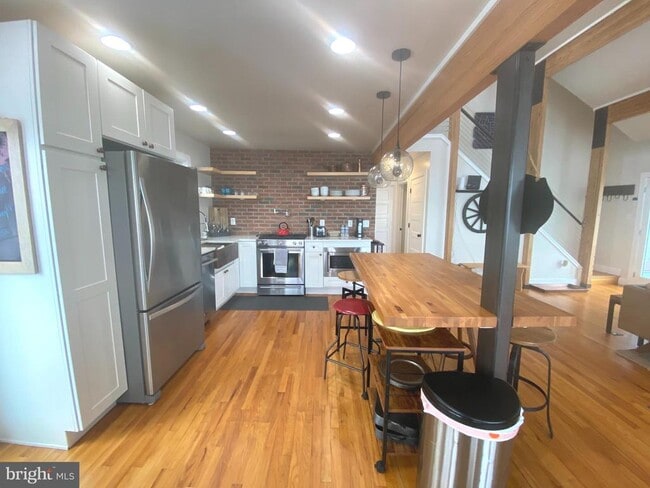 Building Photo - 3550 Bay View Dr