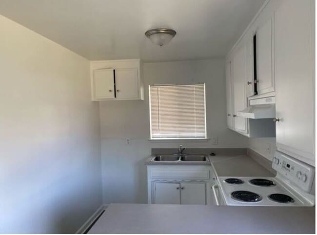 Building Photo - Charming 2 bedroom 1 Bath Duplex ***READY FOR MOVE-IN*** Half Off One Month's Rent Special!!!