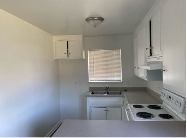 Building Photo - Charming 2 bedroom 1 Bath Duplex