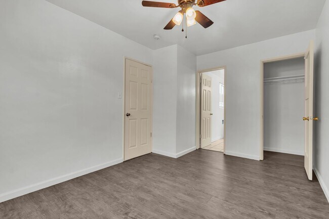 Building Photo - 447 E 101st St