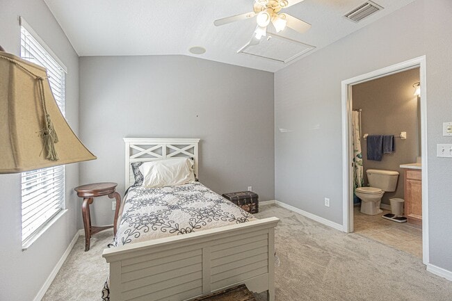 Building Photo - 2 Bedroom - 2.5 Bathroom - Gated Community...