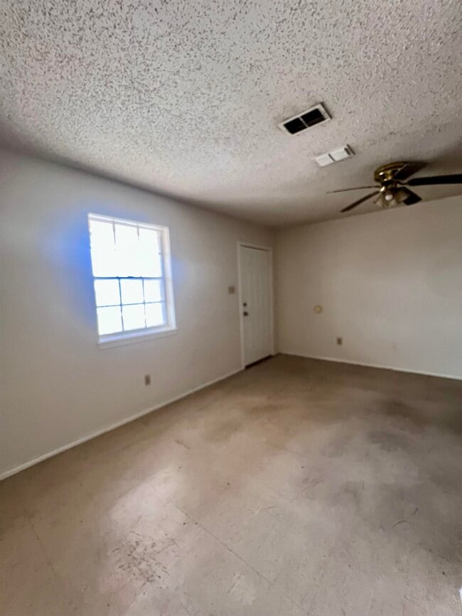 Building Photo - 216 E Cherry Ln