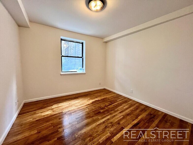 Building Photo - Spacious 2 Bedroom in Williamsburg!