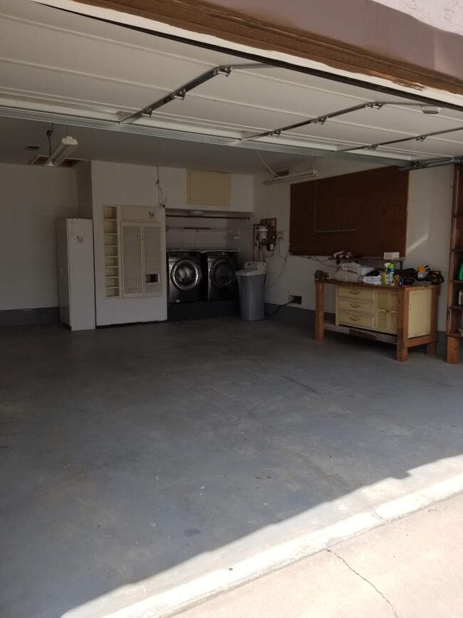 Garage with Washer,Dryer, water softner - 5325 Surfrider Way