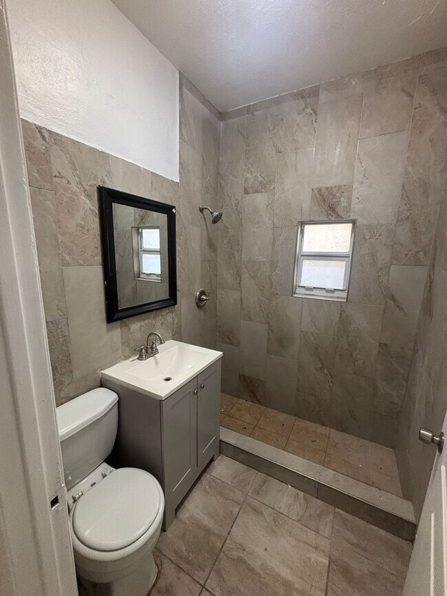 Building Photo - Apartment in the Heart of Little Havana!