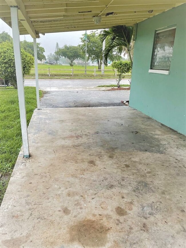 Building Photo - Cute 3 Bedroom House with Carport