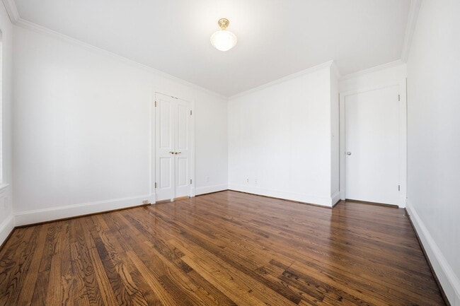 Building Photo - Three bedroom and Two Bathroom home in Portland Heights! Gourmet Kitchen and incredible natural L...