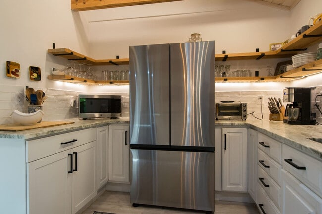 Building Photo - 2750 Holly Hill Dr