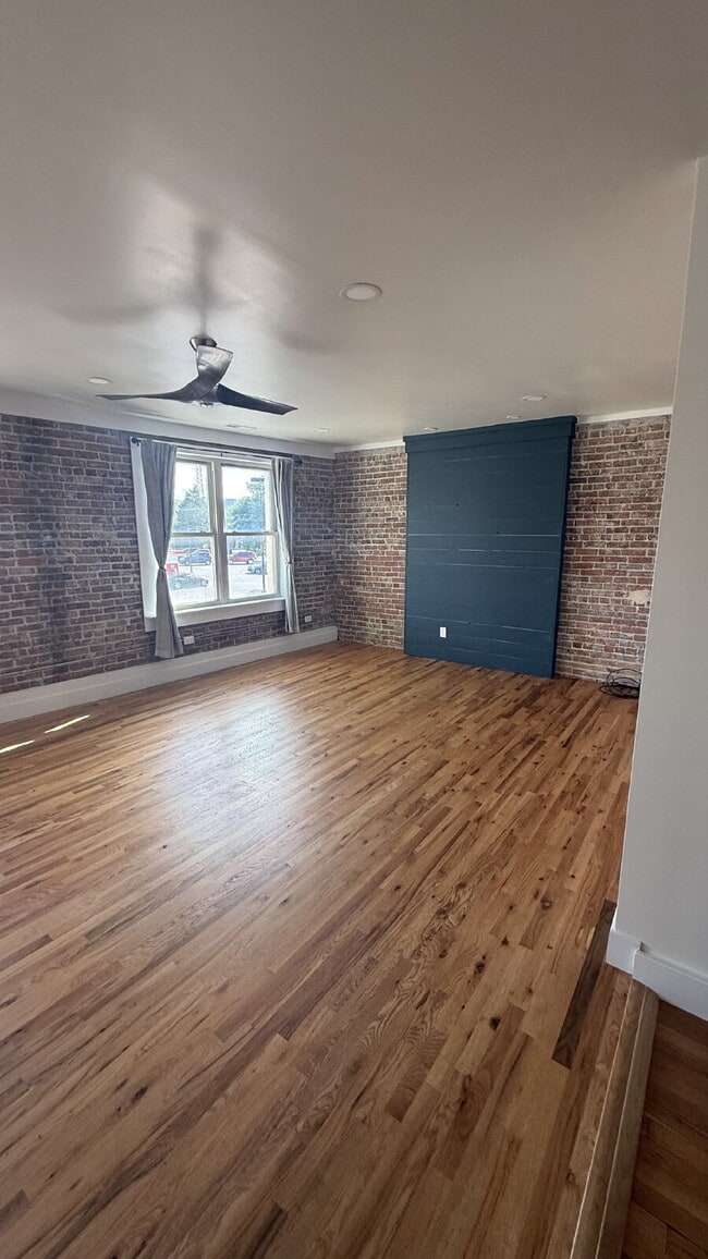 Building Photo - Cute, Convenient 2 bedroom, 1.5 bathroom apartment in the heart of Valdese!
