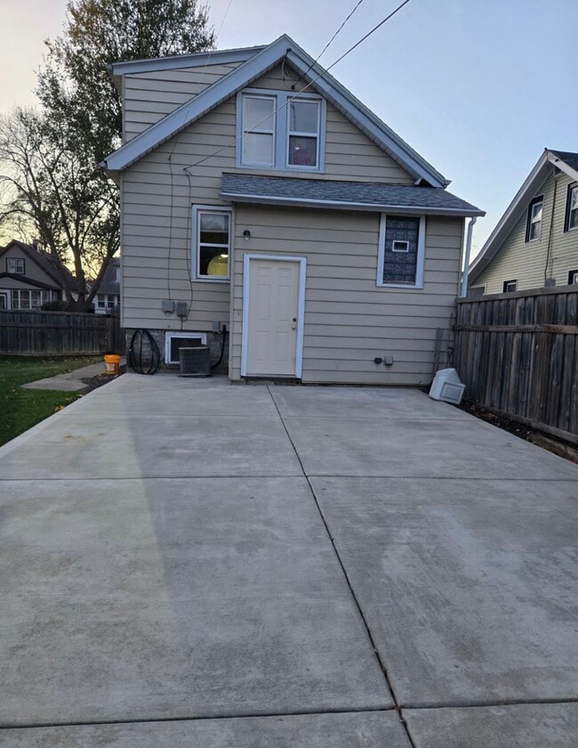 Building Photo - 412 S 73rd St