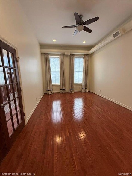 Building Photo - 107 W Grand River Ave