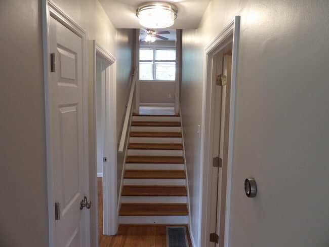 Building Photo - 286 Zandale Dr