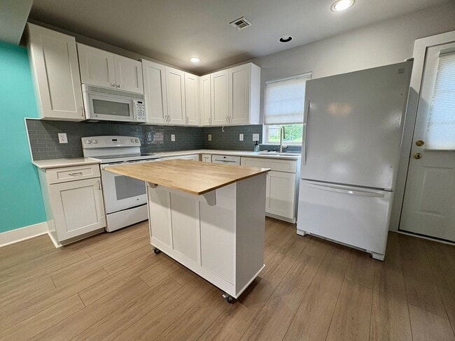 Building Photo - 2 Bedroom 2.5 Bathroom Townhome in Mechani...