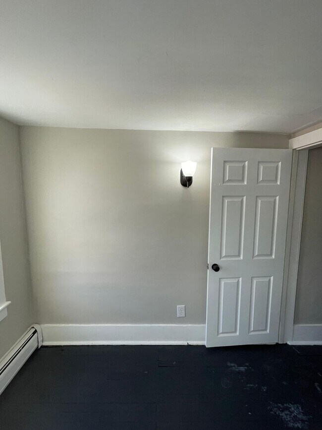 Building Photo - Newly Renovated 3BR Home – Move-In Ready