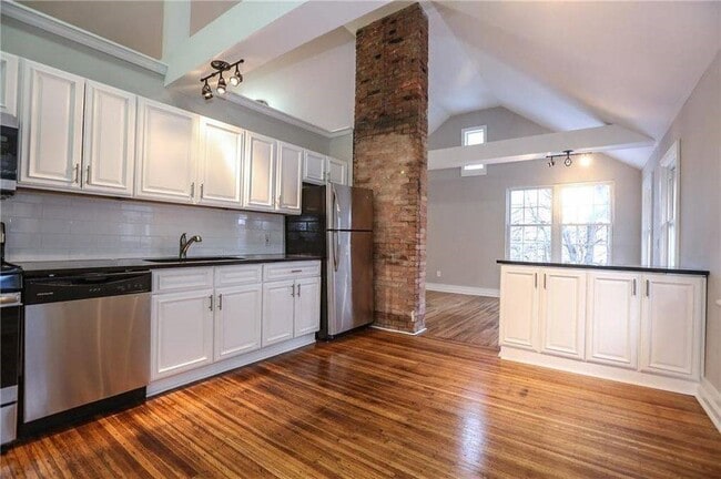 Building Photo - 32 Rowley St