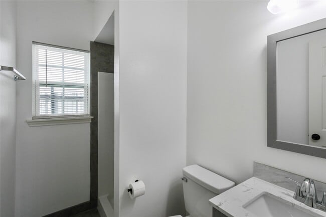 Building Photo - 531 N Estelle St