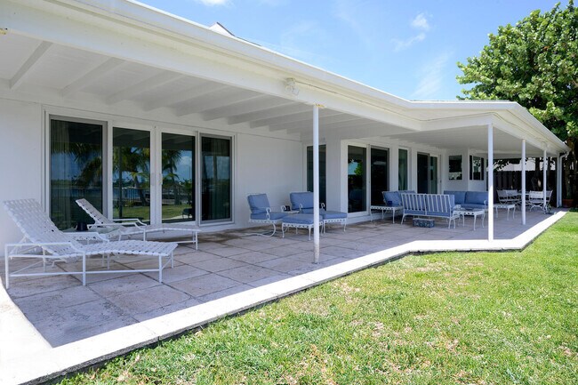 Building Photo - 3208 N Flagler Dr