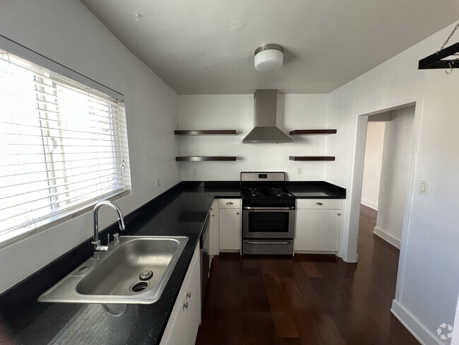 Building Photo - 826 1/2 N Coronado st