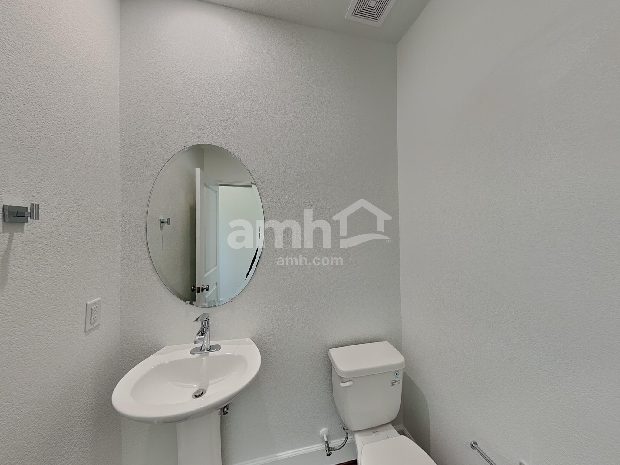 Building Photo - 556 Topiary Pk Ave