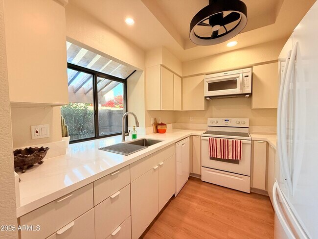 Building Photo - 5640 E Bell Rd