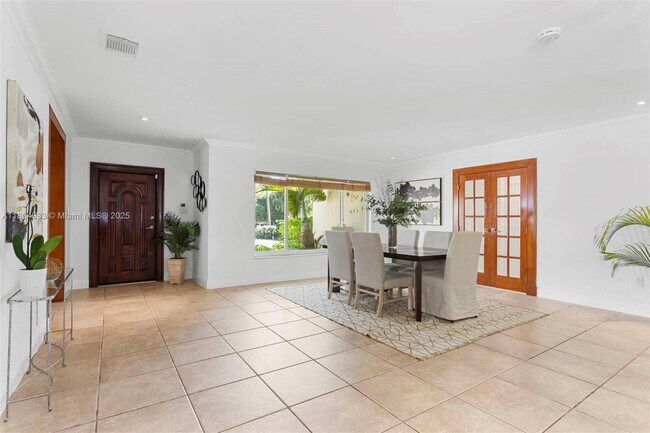 Building Photo - 6140 Pine Tree Dr