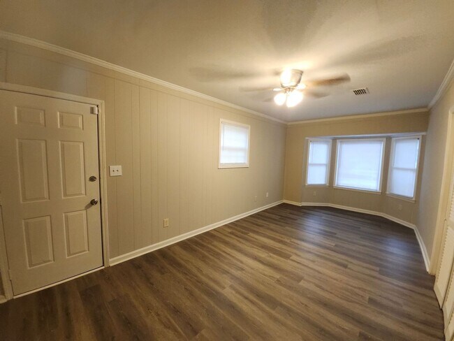 Building Photo - Classic Ranch-Style Living – 4 Bed, 2 Bath Gem!