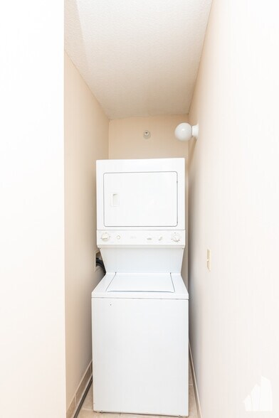 Building Photo - 222 N Columbus Dr